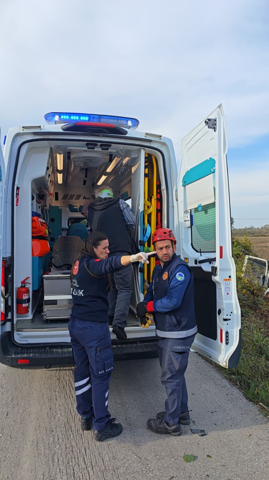 D-100'de feci kaza: Araçlar tarlaya uçtu