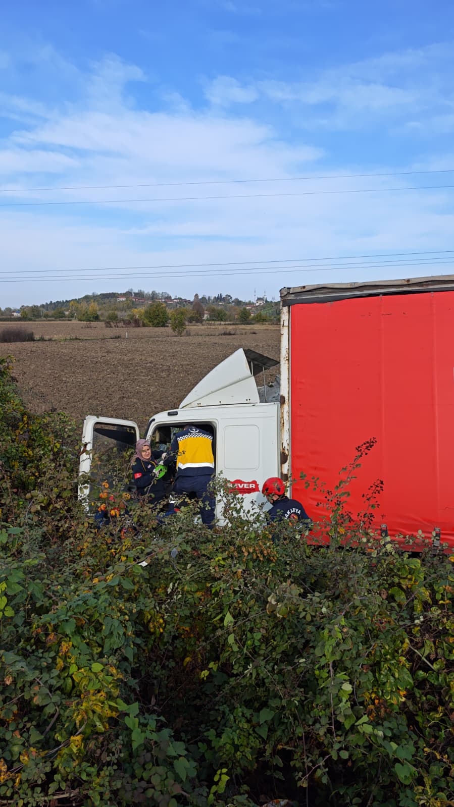 D-100'de feci kaza: Araçlar tarlaya uçtu