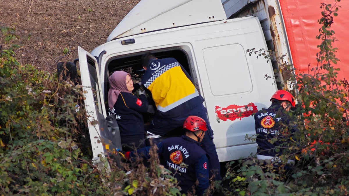 D-100'de feci kaza: Araçlar tarlaya uçtu