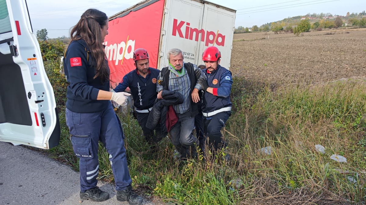 D-100'de feci kaza: Araçlar tarlaya uçtu