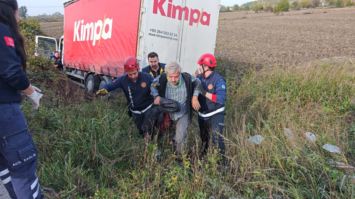 D-100'de feci kaza: Araçlar tarlaya uçtu