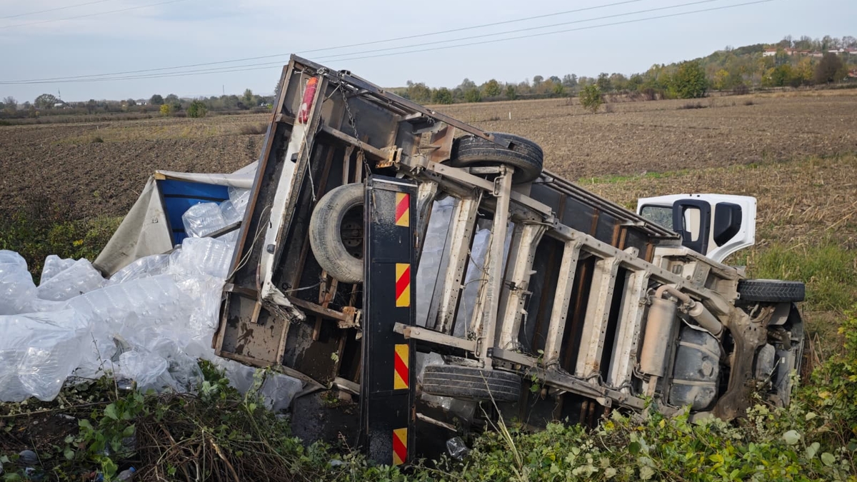 D-100'de feci kaza: Araçlar tarlaya uçtu