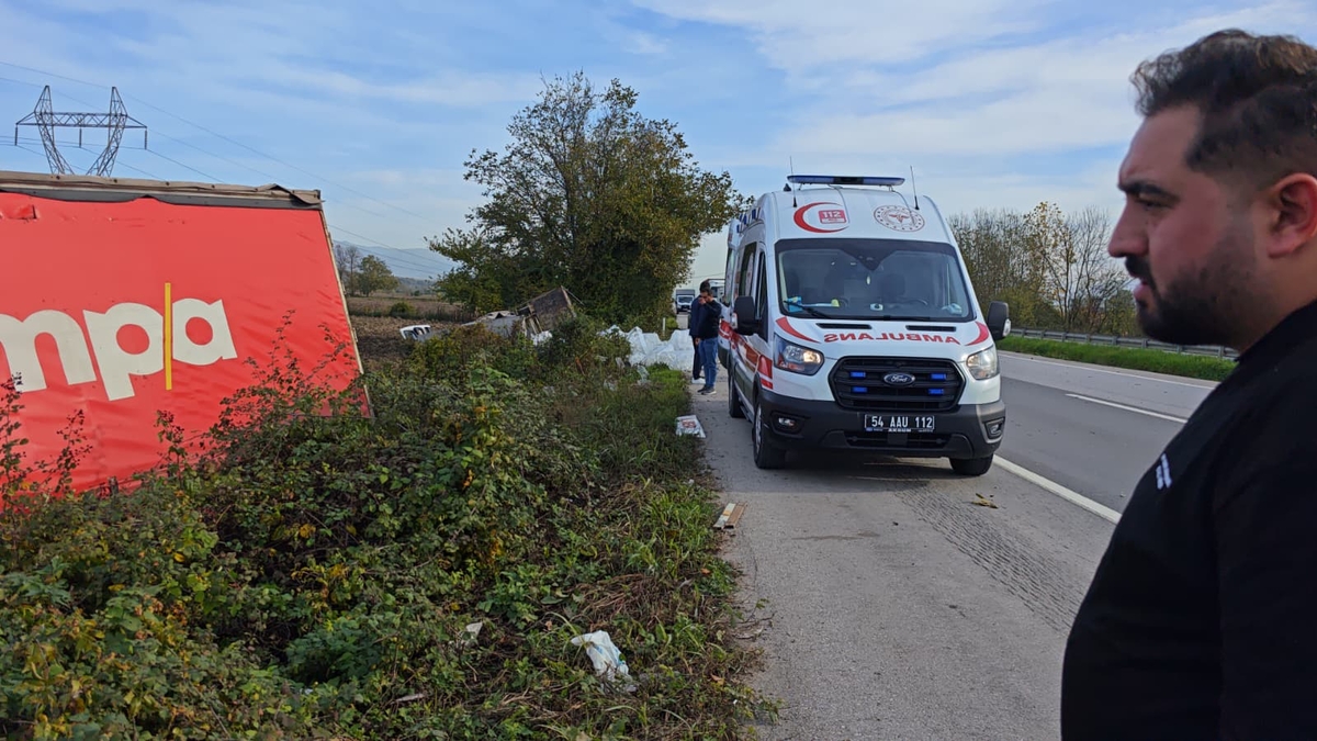 D-100'de feci kaza: Araçlar tarlaya uçtu