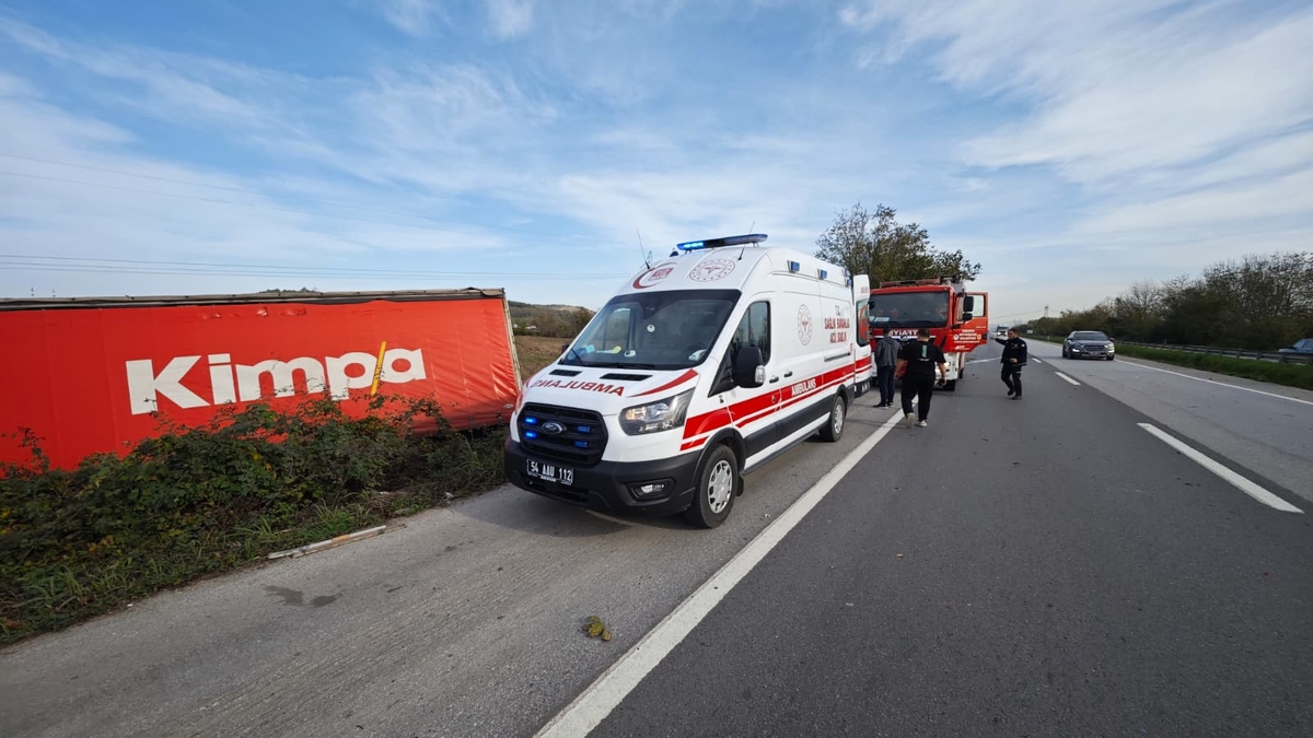 D-100'de feci kaza: Araçlar tarlaya uçtu