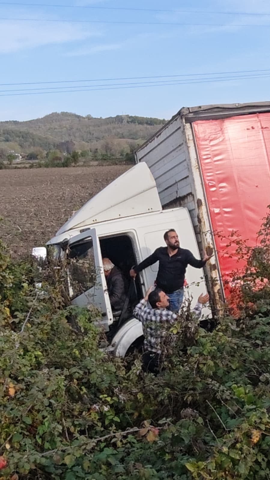 D-100'de feci kaza: Araçlar tarlaya uçtu