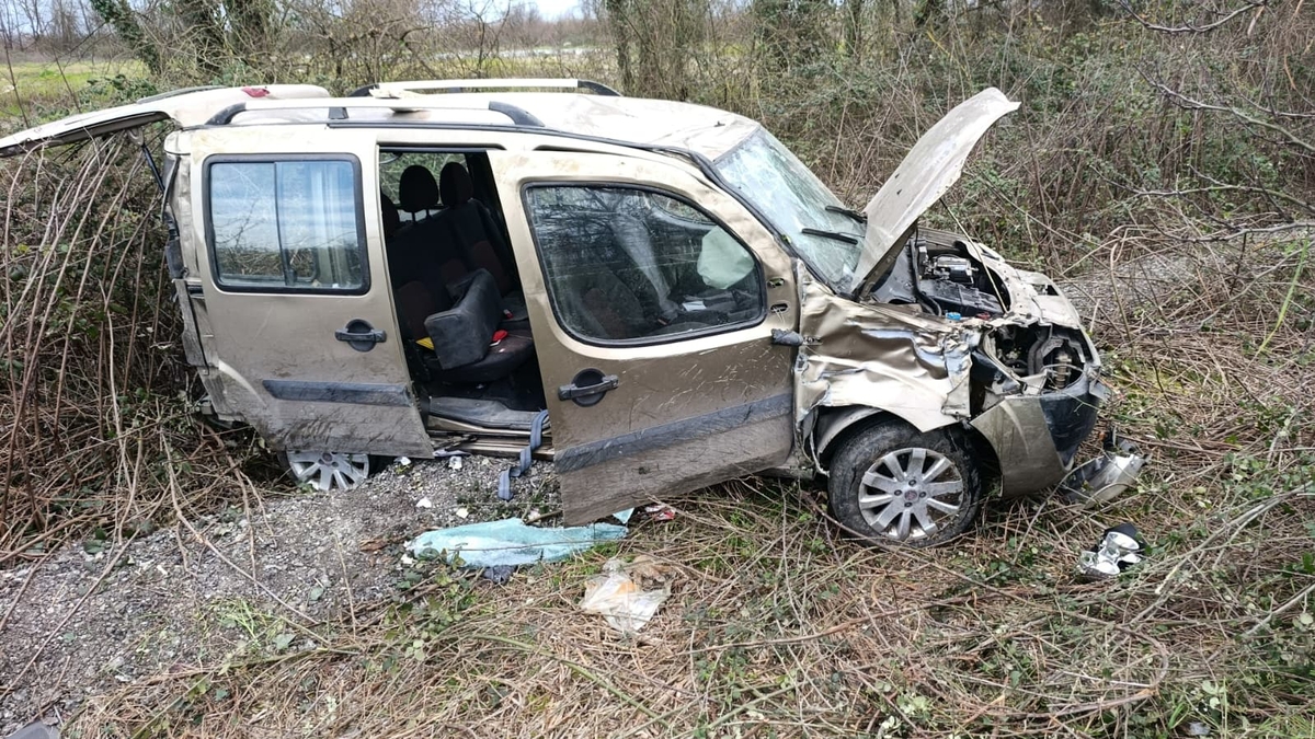 D-100'de kaza; Şarampole yuvarlandı