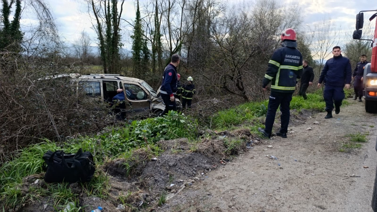 D-100'de kaza; Şarampole yuvarlandı