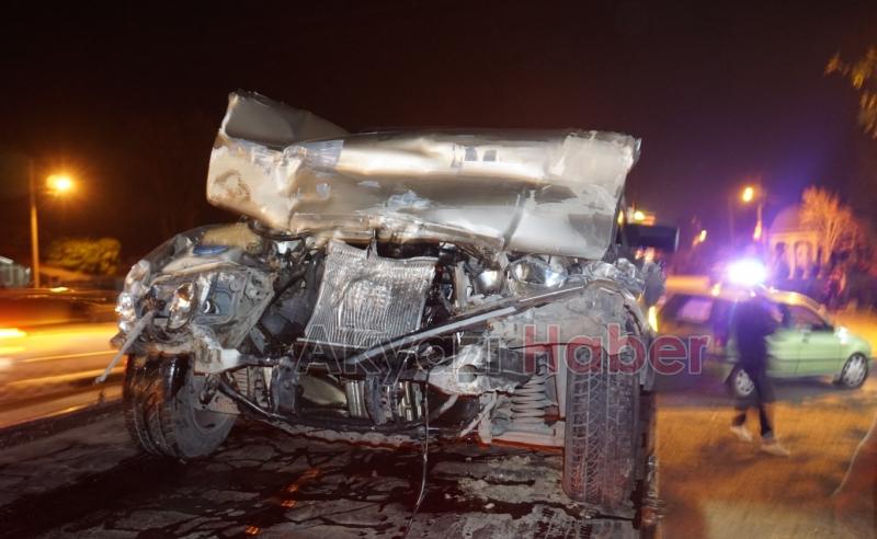 D 100 de otomobil işçi servisi ile çarpıştı 6 Yaralı