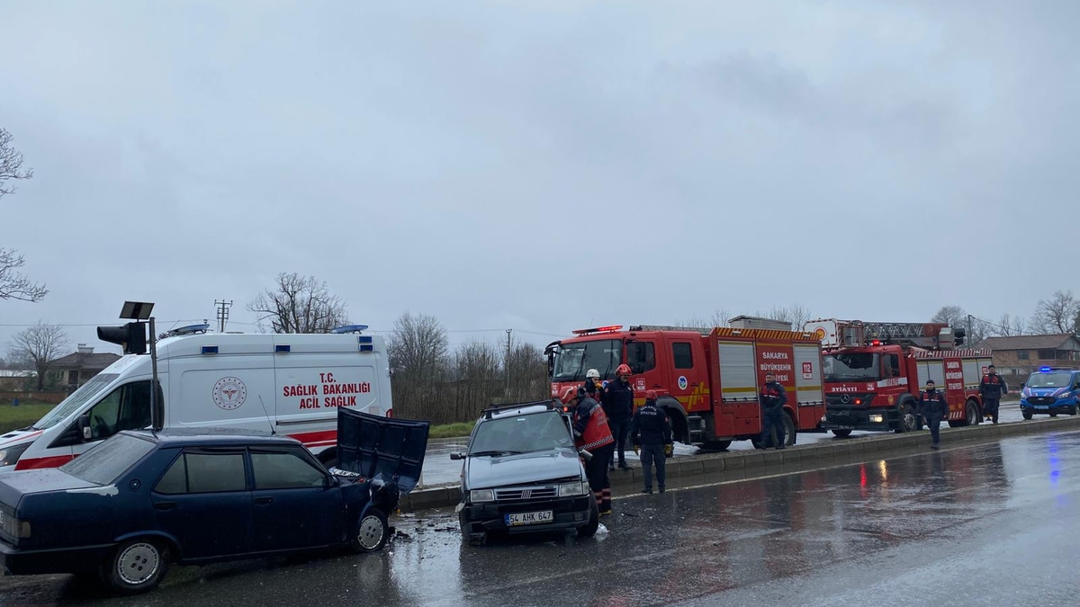 D-100'de otomobiller çarpıştı