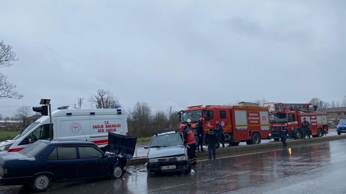 D-100'de otomobiller çarpıştı