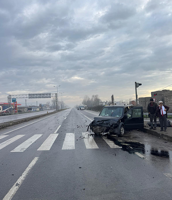 D-100’de Işık İhlali Kazası : 4 Kişi Yaralandı