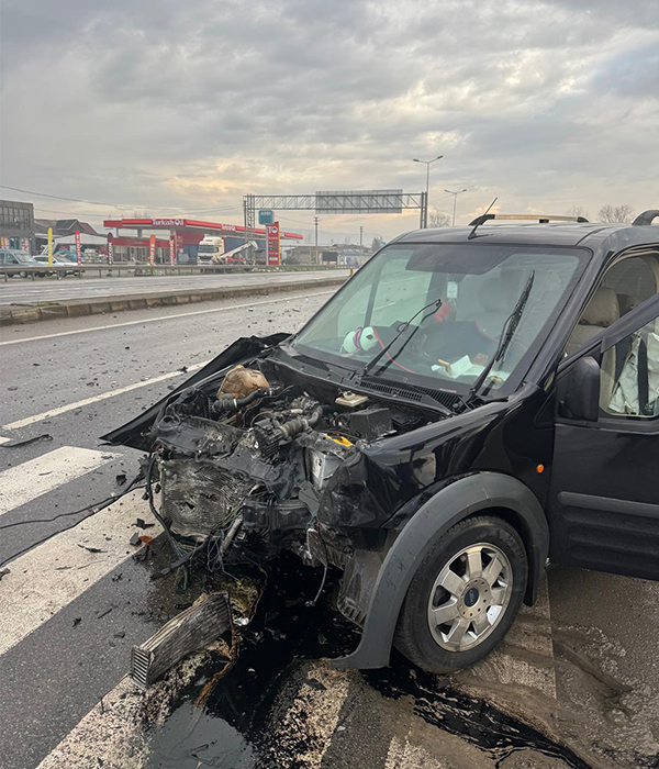 D-100’de Işık İhlali Kazası : 4 Kişi Yaralandı