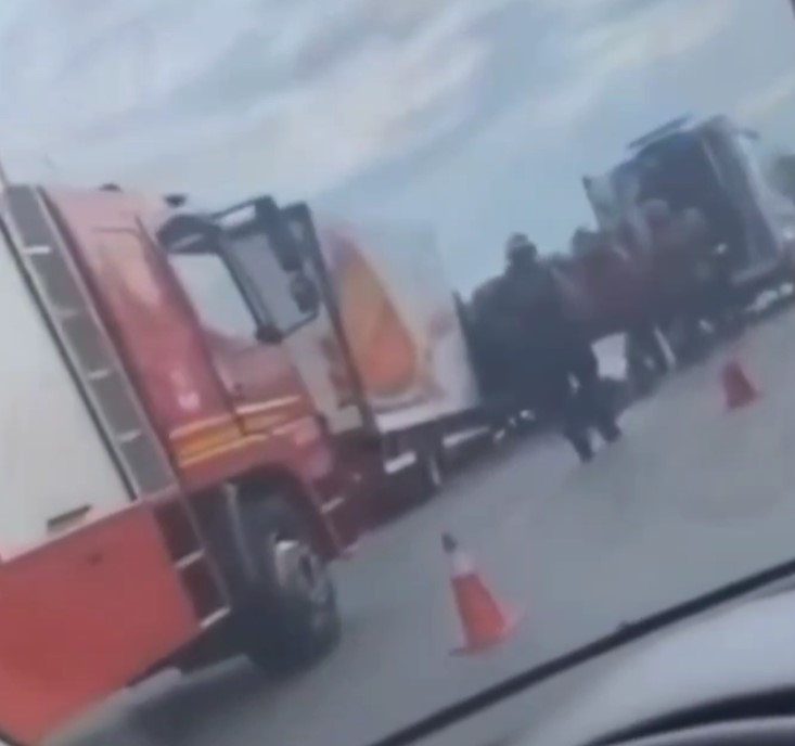 D-100’de tavuk Yüklü kamyonet kaza yaptı: 2 yaralı