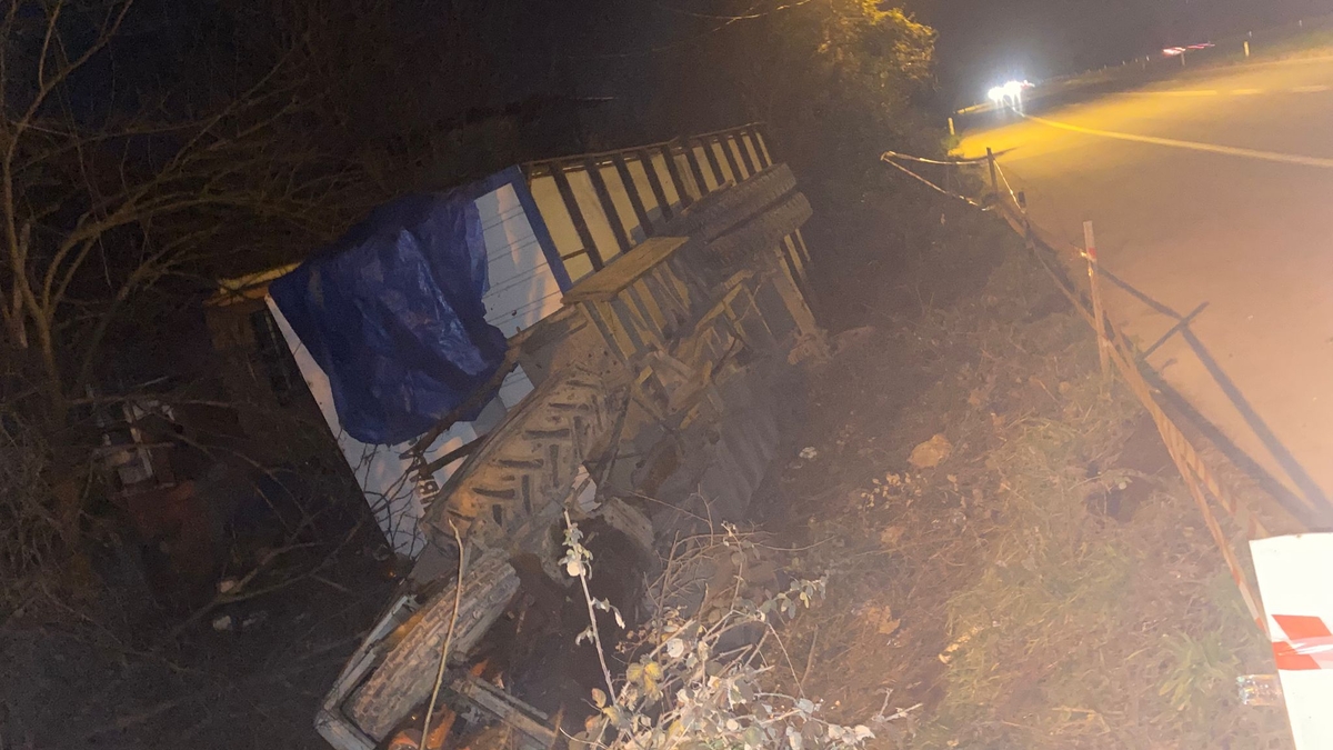 D-140'da traktör devrildi