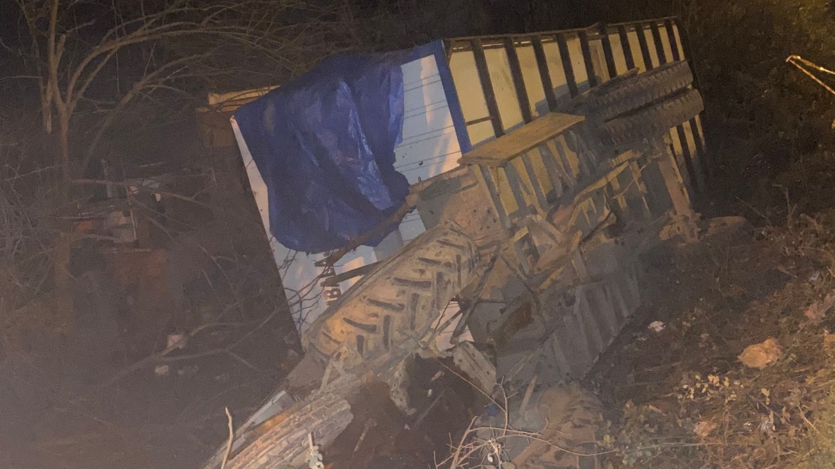 D-140'da traktör devrildi