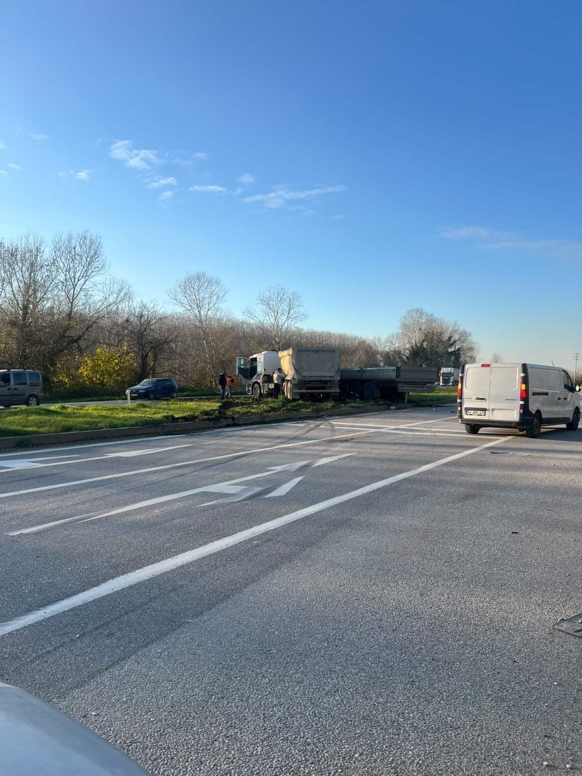 D-140’da tırlar çarpıştı