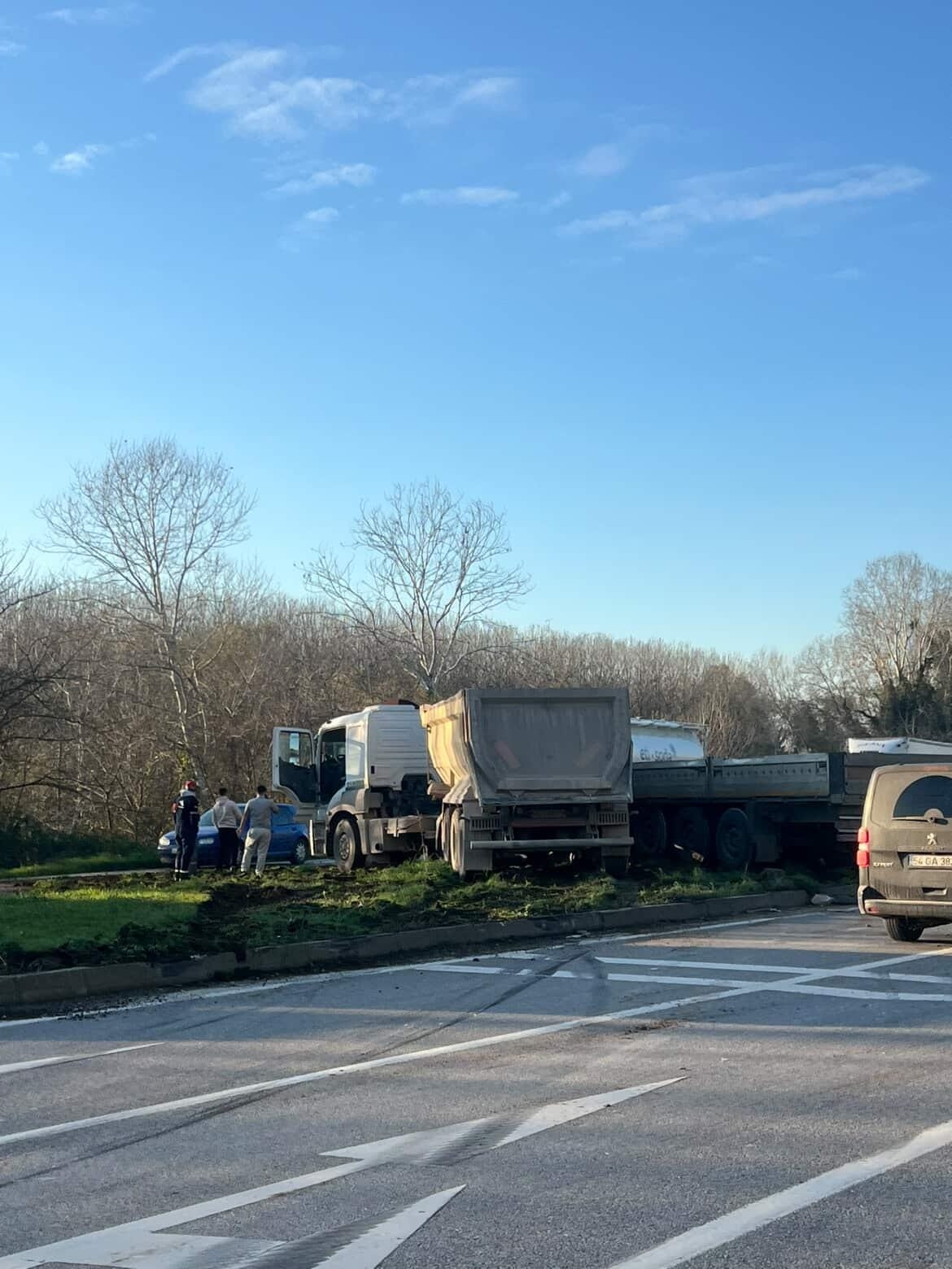 D-140’da tırlar çarpıştı