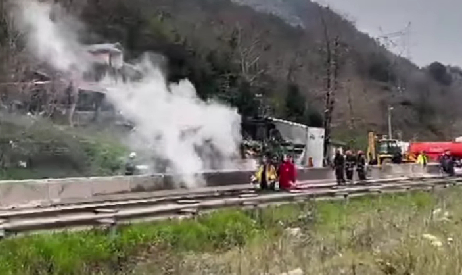 D-650'de kaza yapan tır yandı