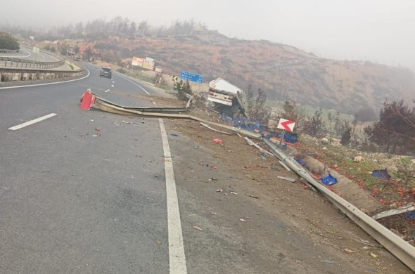 D-650'de sebze yüklü tır kaza yaptı