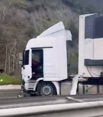 Kaza yapan tır D-650'yi trafiğe kapattı