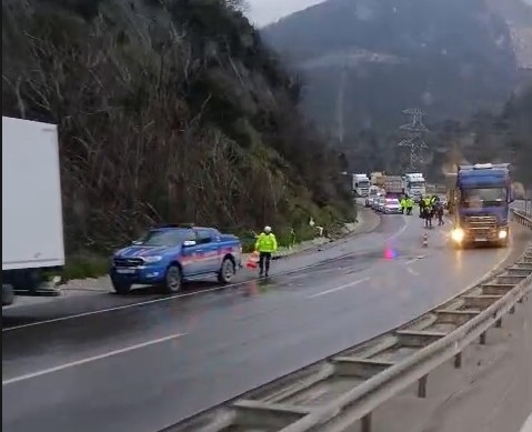 Kaza yapan tır D-650'yi trafiğe kapattı
