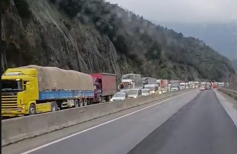 Kaza yapan tır D-650'yi trafiğe kapattı