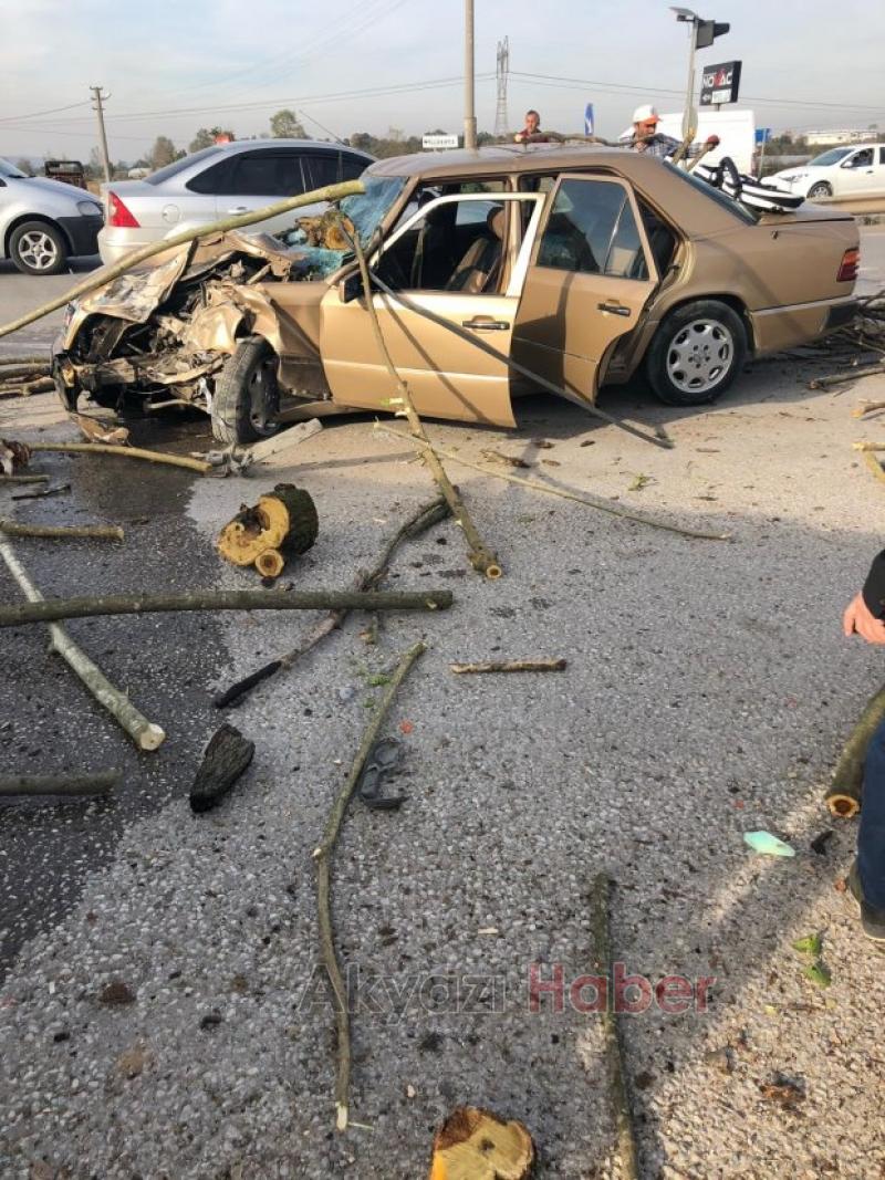 D-100 de otomobille traktör çarpıştı