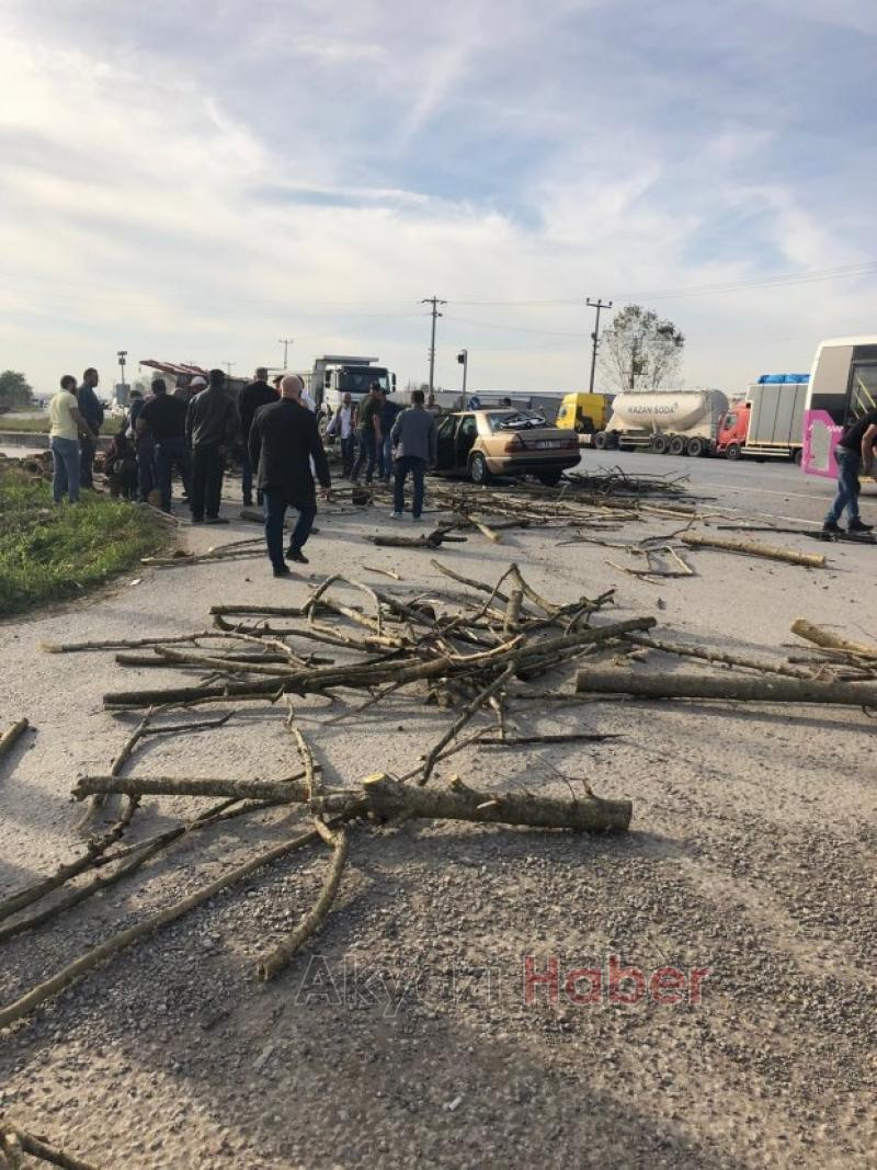 D-100 de otomobille traktör çarpıştı