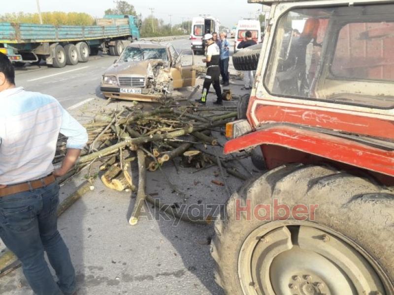 D-100 de otomobille traktör çarpıştı