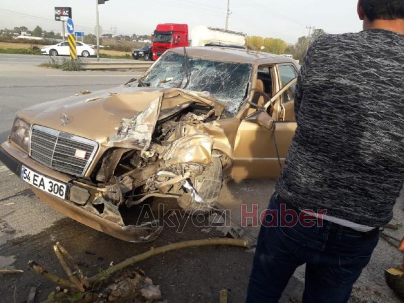 D-100 de otomobille traktör çarpıştı