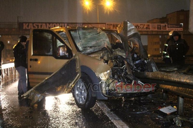 D100de feci kaza Araca ok gibi saplandı