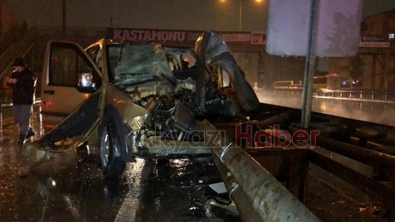 D100de feci kaza Araca ok gibi saplandı