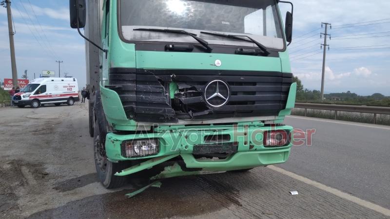 D100de kamyon otomobili biçti