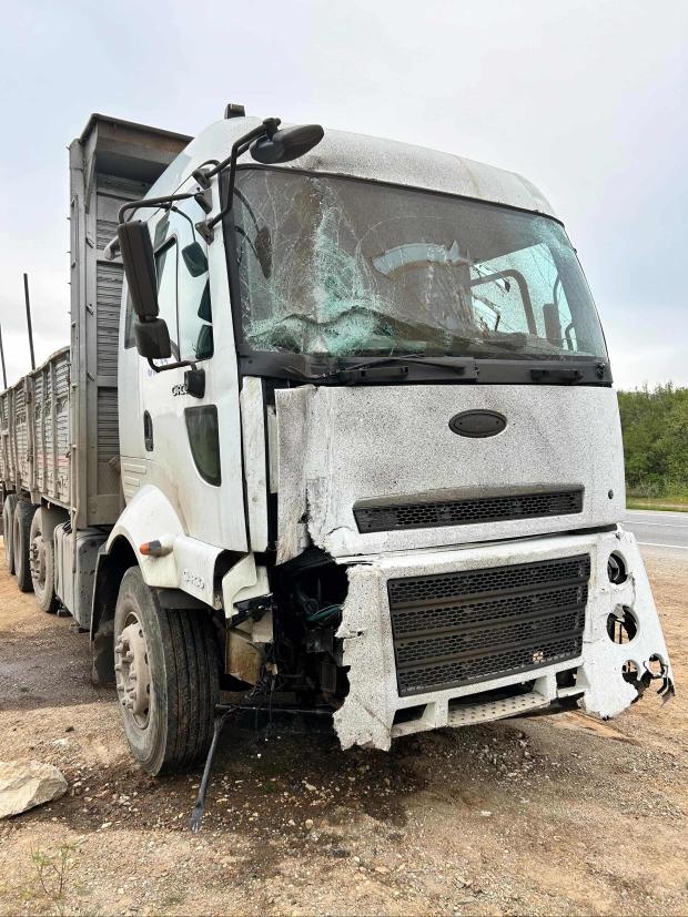 D-140 savaş alanına döndü: Alkollü sürücü kamyonla ortalığı birbirine kattı