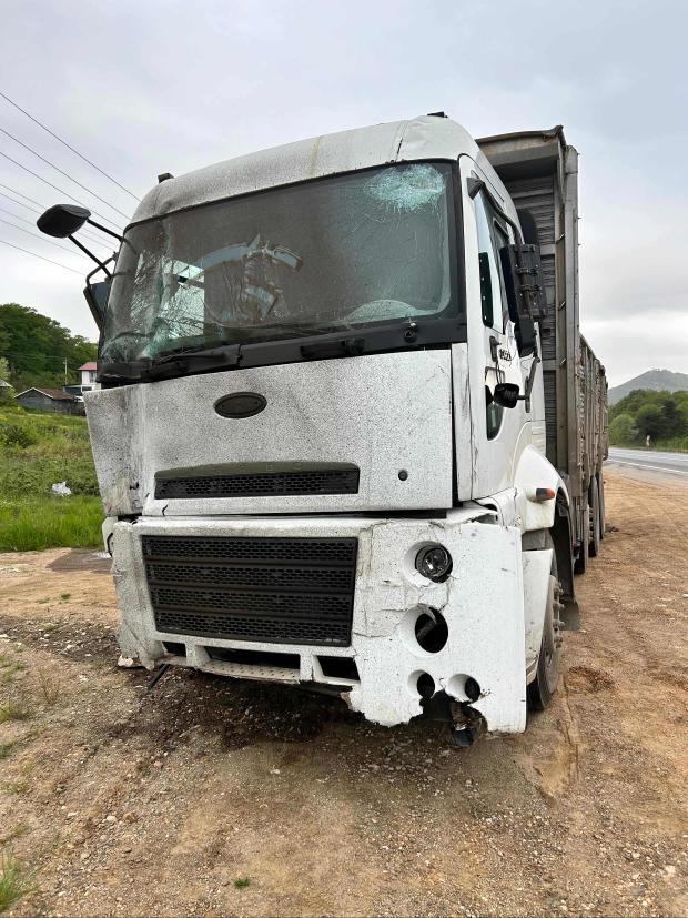 D-140 savaş alanına döndü: Alkollü sürücü kamyonla ortalığı birbirine kattı