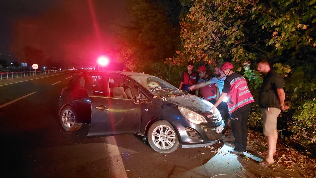 D140'ta Şarampole Uçan Otomobilde Aile Dehşeti! 3 Kişi Yaralandı