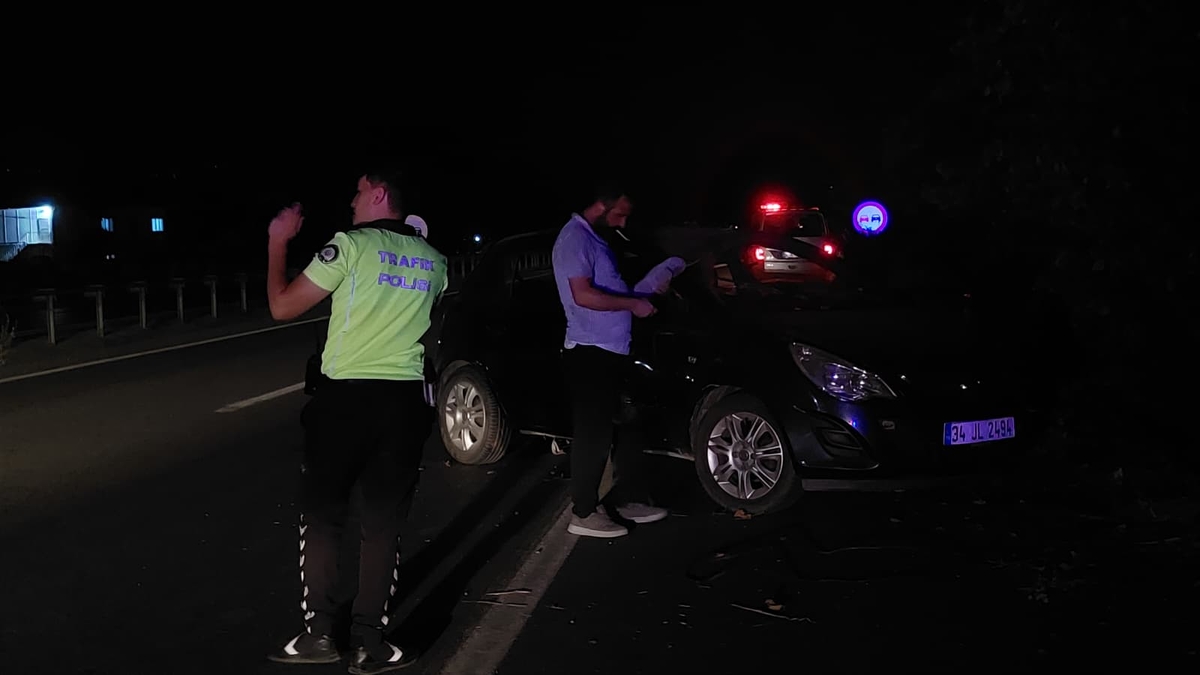 D140'ta Şarampole Uçan Otomobilde Aile Dehşeti! 3 Kişi Yaralandı