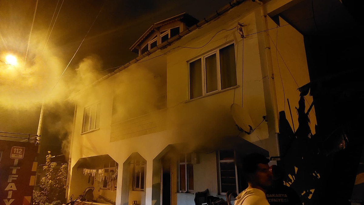 Dairede Korku Dolu Anlar: Yangında 1 Bebek Hafif Yaralandı, Diğeri Dumandan Etkilendi