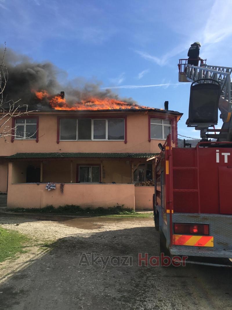 Dedeler de sabah saatleri Çatı alev alev yandı