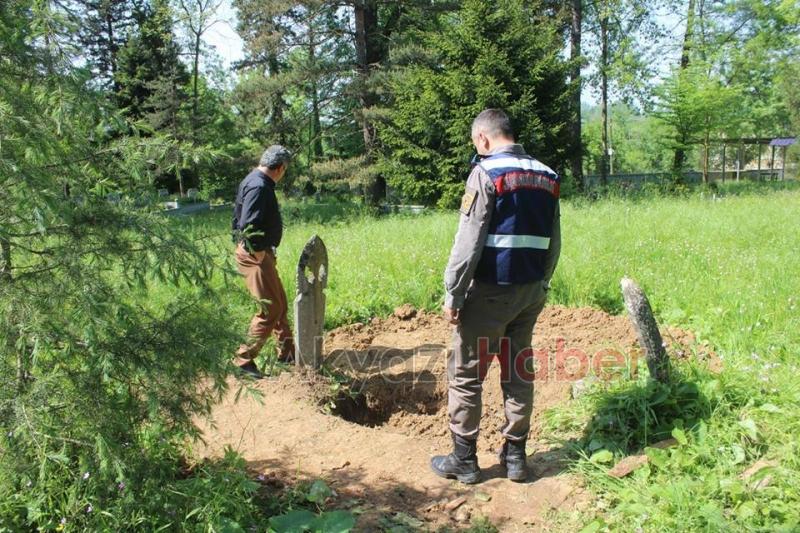 Defineciler Mezarlıklara Dadandı