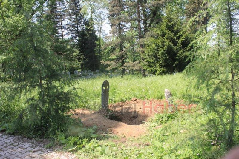 Defineciler Mezarlıklara Dadandı