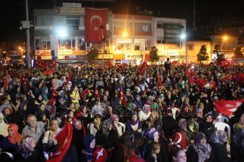 Demokrasi Nöbetinde Binlerce Kişi Çarşı İçinde Milli İradeye Sahip Çıktı