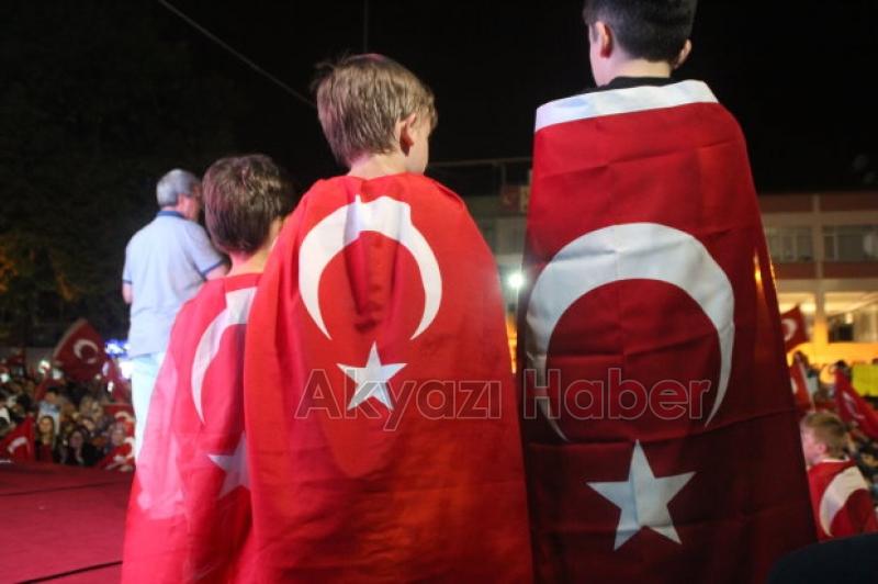 Demokrasi Nöbetinde Binlerce Kişi Çarşı İçinde Milli İradeye Sahip Çıktı