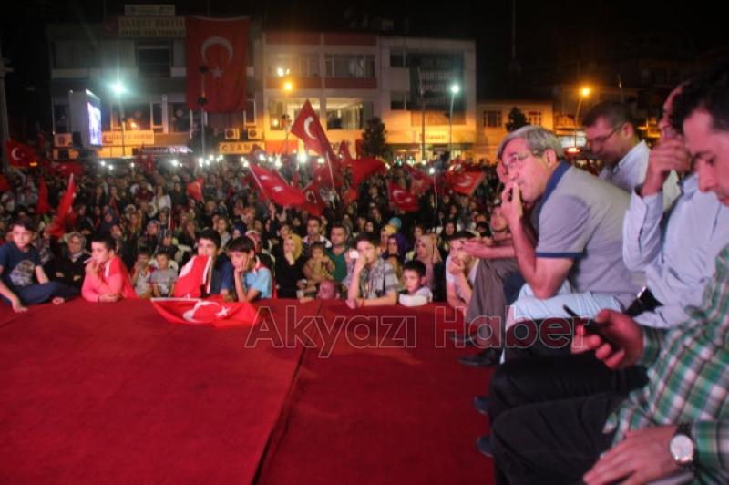 Demokrasi Nöbetinde Binlerce Kişi Çarşı İçinde Milli İradeye Sahip Çıktı