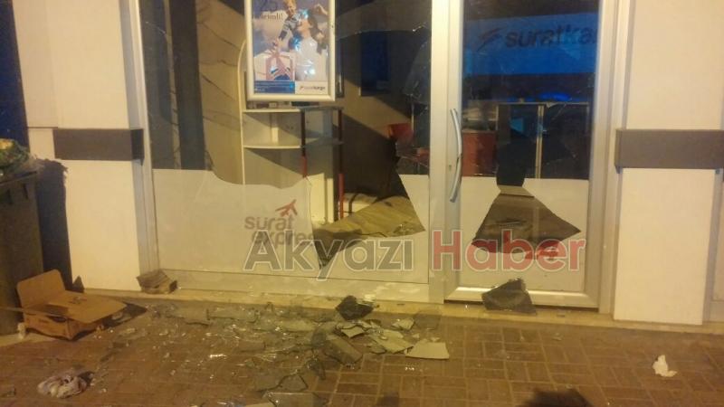 Demokrasi Nöbetinde Bir Grup Genç Sürat Kargoya Saldırdı