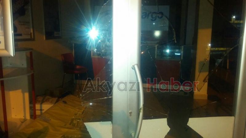 Demokrasi Nöbetinde Bir Grup Genç Sürat Kargoya Saldırdı