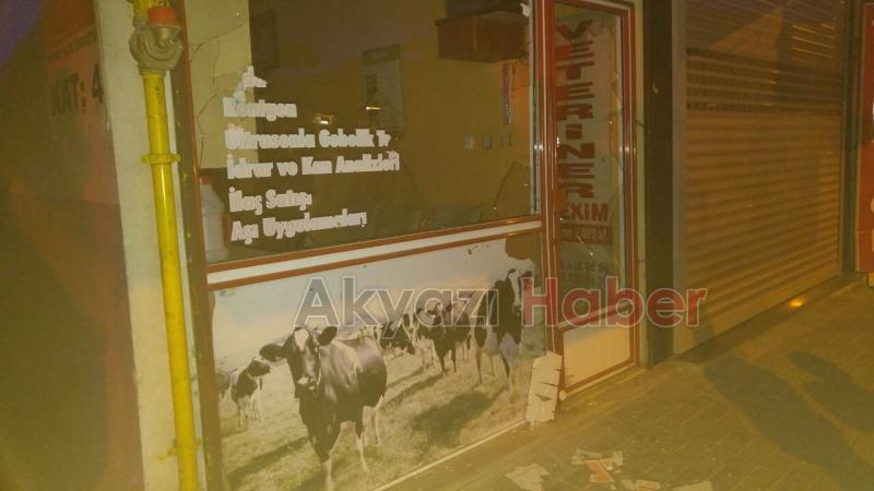 Demokrasi Nöbetinde Bir Grup Genç Sürat Kargoya Saldırdı