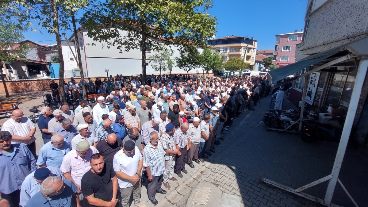 Denizde yüzerken fenalaşıp ölmüştü, toprağa verildi