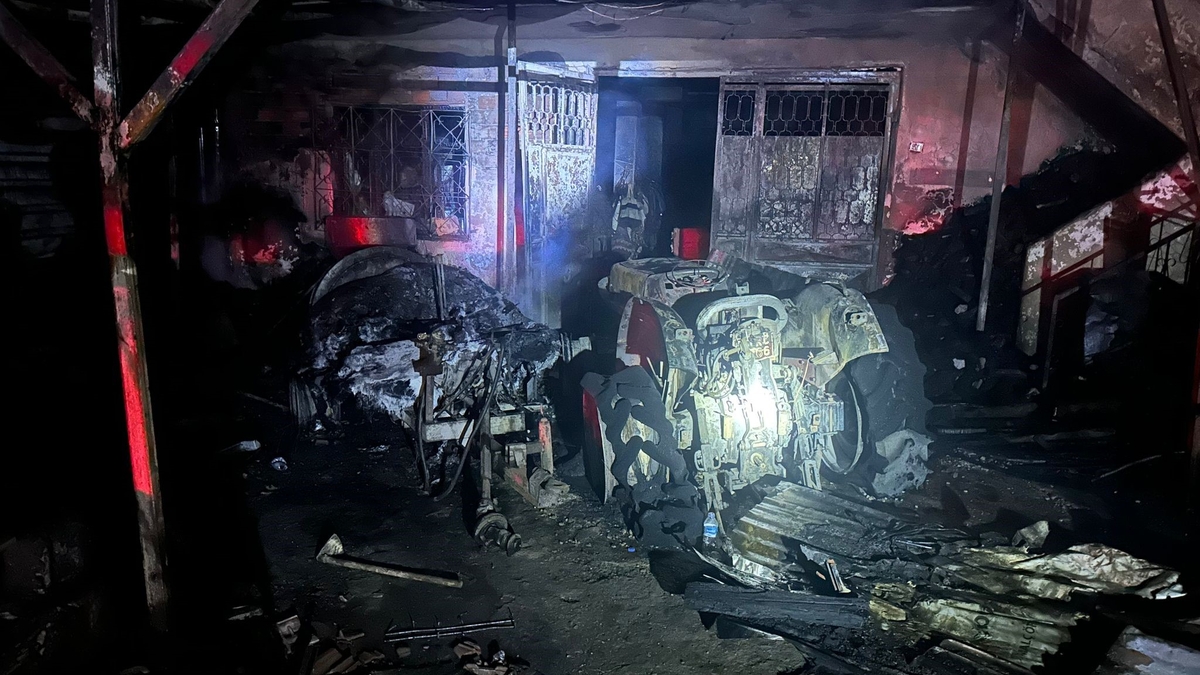 Depodaki traktör ve tarım aletleri yandı