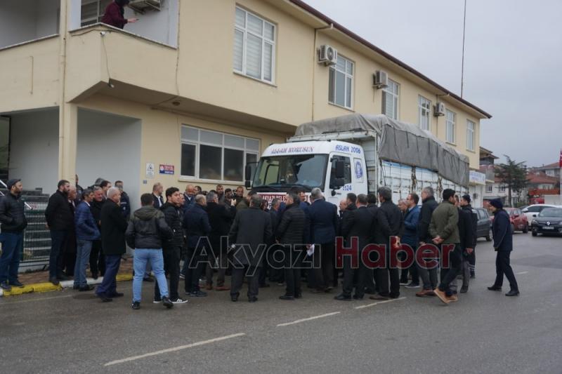 DEPREM BÖLGESİNE AKYAZIDAN BİR KAMYON YARDIM YOLA ÇIKTI